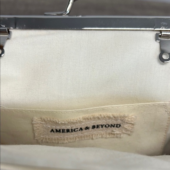 Beaded Cream & Gold Clutch w/ Crossbody Strap ✨ - Picture 8 of 11